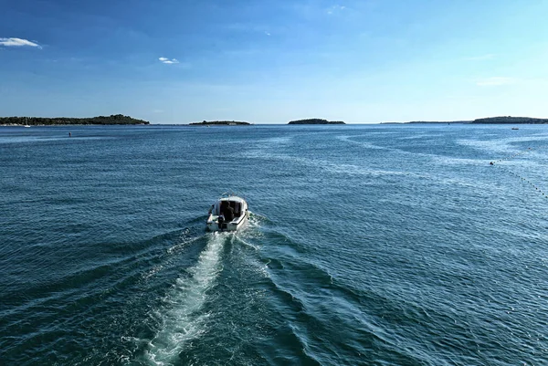 Pequeño Barco Motor Que Dirige Hacia Las Islas Del Horizonte — Foto de Stock