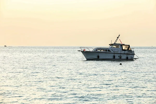 Pequeño Barco Blanco Mar Luz Noche Mar Tranquilo — Foto de Stock