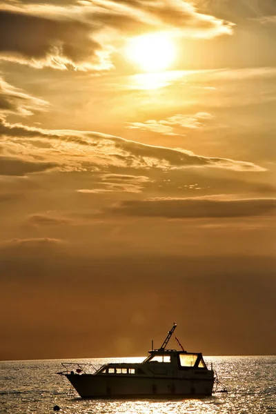 Puesta Sol Naranja Amarilla Sobre Silueta Del Barco Mar — Foto de Stock