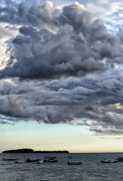Nubes Tormenta Pesada Sobre Mar Con Montón Barcos Pequeños — Foto de Stock