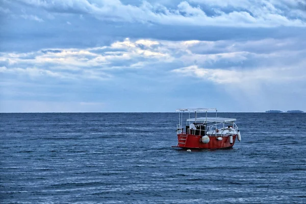 Barco Rojo Pequeño Superficie Azul Del Mar Noche Nublado Día — Foto de Stock