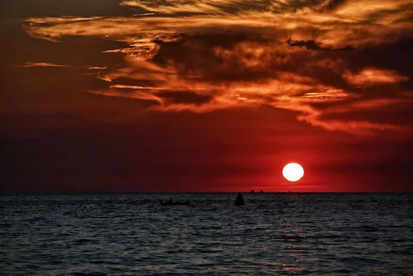 Cielo Rojo Oscuro Con Algunas Nubes Atardecer Sobre Mar — Foto de Stock