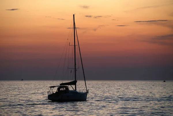 Silueta Del Barco Mar Tranquilo Contra Cielo Naranja Por Noche — Foto de Stock