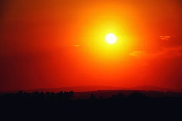 Atardecer Rojo Con Nubes Claras Silueta Colinas Montaña Praded — Foto de Stock