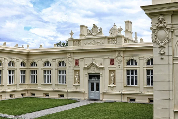 Historisches Gebäude Des Bilina Bades Mit Renovierter Fassade Mit Ornamenten lizenzfreie Stockbilder