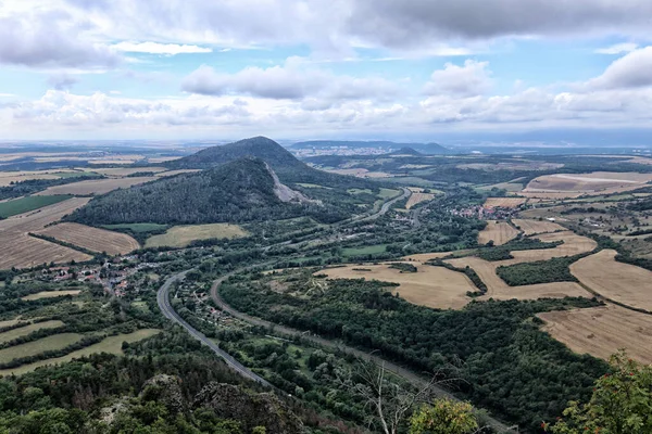 Nordböhmische Hügel Und Bergwerke Mit Straßen Und Feldern Sommer Stockbild