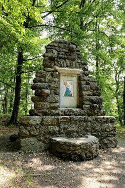 Ormanın ortasındaki eski manastır ya da kale anıtı.