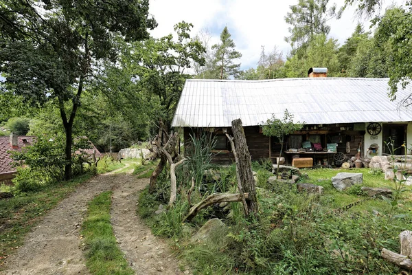 Estrada Rural Estreita Pelo Edifício Casa Madeira Com Antiguidades Dia — Fotografia de Stock