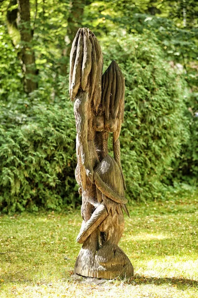 Drewniany Posąg Trzech Kobiet Długich Włosach Dużych Piersiach Trawniku — Zdjęcie stockowe