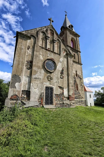 Fassade Der Alten Kaputten Kirche Mit Einem Einzigen Turm Bei Stockbild