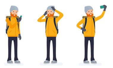 Telefon ile dağcı. Turist adam büyük sırt çantası ile hiking. Resimde çizgi film düz stil