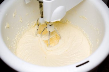Krem şanti ve karıştırıcı.