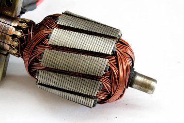 beyaz zemin üzerinde elektrik motoru