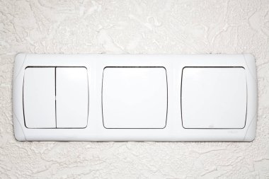 Beton duvar beyaz aydınlatma prizler