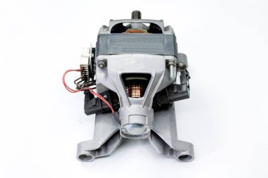 Beyaz arka plan üzerinde izole bir çamaşır makinesi elektrikli motor