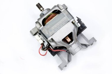 Beyaz arka plan üzerinde izole bir çamaşır makinesi elektrikli motor