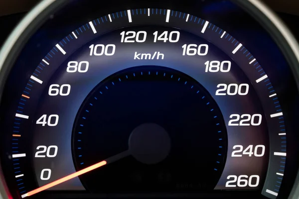現代の車のスピード メーターのクローズ アップ — ストック写真