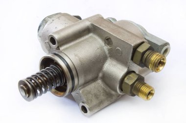 Beyaz arka plan üzerinde izole yüksek basınçlı yakıt pompası