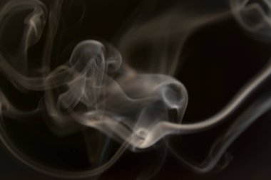 Siyah arkaplanda duman dokusu