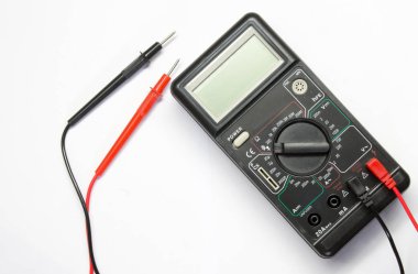 voltmetre beyaz zemin üzerine