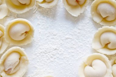 Ev yapımı mantı, mantı veya köfte modelleme için yapılan hamur. Geleneksel Rus yemeği, ulusal mutfağı. Ana yemek, el yapımı.