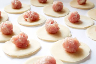 Ev yapımı mantı, mantı veya köfte modelleme için yapılan hamur. Geleneksel Rus yemeği, ulusal mutfağı. Ana yemek, el yapımı.