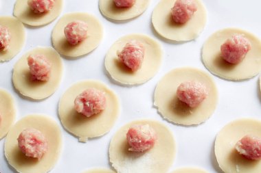 Ev yapımı mantı, mantı veya köfte modelleme için yapılan hamur. Geleneksel Rus yemeği, ulusal mutfağı. Ana yemek, el yapımı.