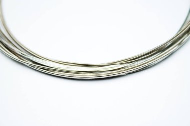 yeni elektro gitar dizeleri olarak izole beyaz arka plan kapatın