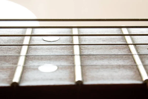 Fragmento Una Guitarra Acústica Primer Plano —  Fotos de Stock