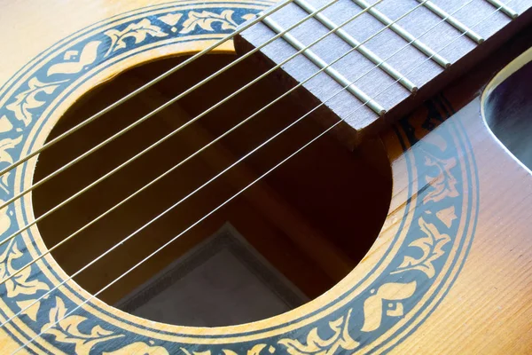 Fragmento Una Guitarra Acústica Primer Plano —  Fotos de Stock