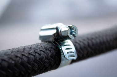 boru üzerinde metal kelepçe 