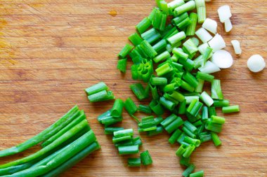 dilimlenmiş yeşil soğan yakın