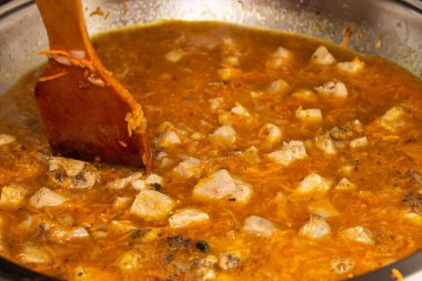 Karıştırma tavuk paella 