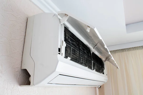 Home Air Conditioner open voor reiniging — Stockfoto