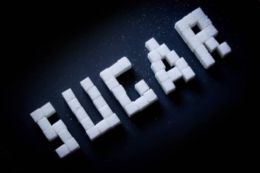 Bir siyah üzerinde rafine şeker küpleri metin