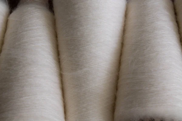 Fios de bobina de lã natural — Fotografia de Stock
