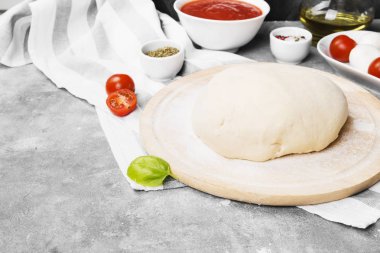 Pizza Hamur ve gri arka plan üzerinde pizza için malzemeler. Uzay kopyalayın. Gıda arka plan