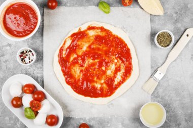 Pizza hamur ve gri arka plan üzerinde pizza için malzemeler. Üstten Görünüm. Gıda arka plan