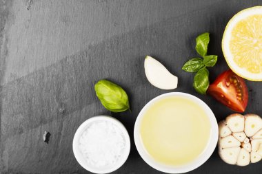 Çeşitli baharatlar, otlar ve sebze koyu arka plan üzerinde. Görünümü en çok, uzay kopyalayın. Gıda arka plan