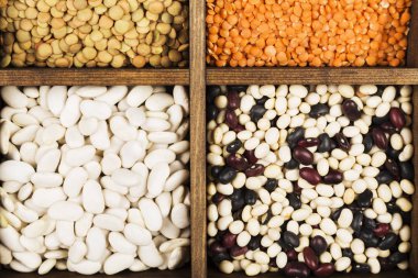 Fasulye ürün yelpazesine (kırmızı mercimek, yeşil mercimek, nohut, bezelye, Kuru fasulye, fasulye, mix fasulye, mung fasulye). Üstten görünüm. Gıda arka plan