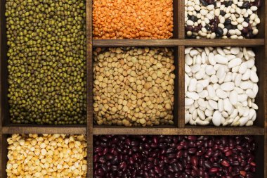Fasulye ürün yelpazesine (kırmızı mercimek, yeşil mercimek, nohut, bezelye, Kuru fasulye, fasulye, mix fasulye, mung fasulye). Üstten görünüm. Gıda arka plan