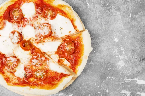 Pizza Con Formaggio Pomodori Basilico Fondo Grigio Vista Dall Alto — Foto Stock