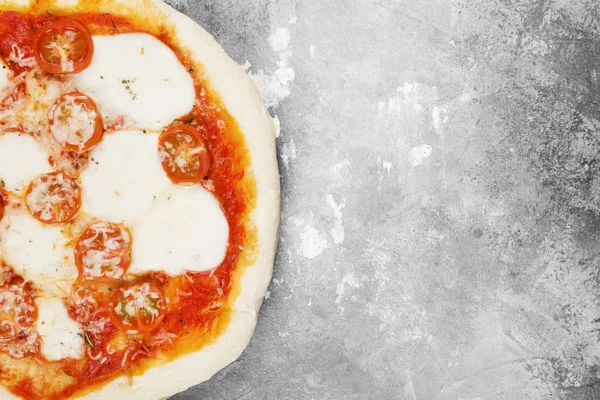 Pizza Med Ost Tomater Och Basilika Grå Bakgrund Ovanifrån Kopiera — Stockfoto