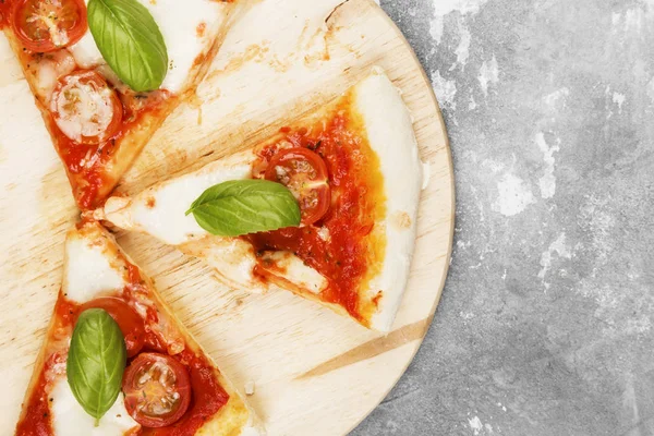 Pizza Med Ost Tomater Och Basilika Grå Bakgrund Ovanifrån Kopiera — Stockfoto