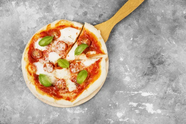 Pizza Con Formaggio Pomodori Basilico Fondo Grigio Vista Dall Alto — Foto Stock