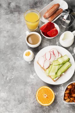 Gri arka plan üzerinde çeşitli sağlıklı kahvaltı. Uzay kopyalayın. Gıda arka plan