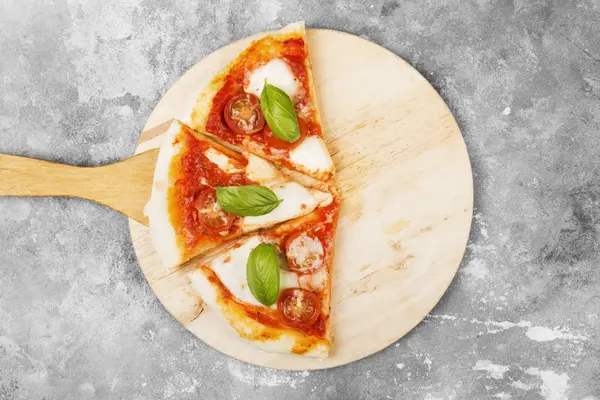 Pizza Con Formaggio Pomodori Basilico Fondo Grigio Vista Dall Alto — Foto Stock