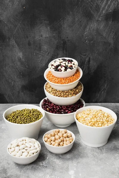 Fasulye ürün yelpazesine (kırmızı mercimek, yeşil mercimek, nohut, bezelye, Kuru fasulye, fasulye, mix fasulye, mung fasulye) gri arka plan üzerinde