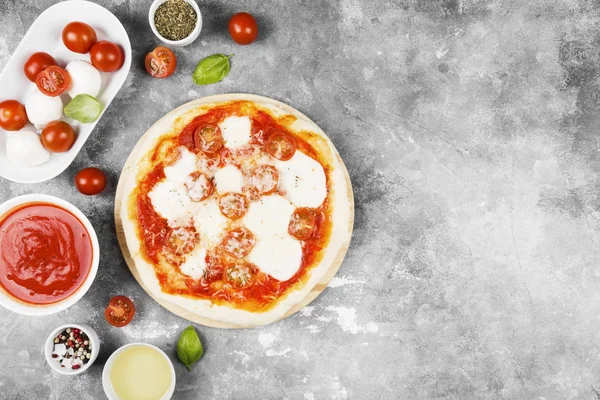 Peynir, domates ve fesleğen gri arka plan üzerinde pizza. Görünümü en çok, uzay kopyalayın. Gıda arka plan