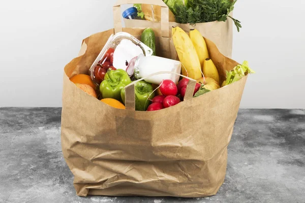 灰色の背景に紙の袋で様々 な健康食品 — ストック写真